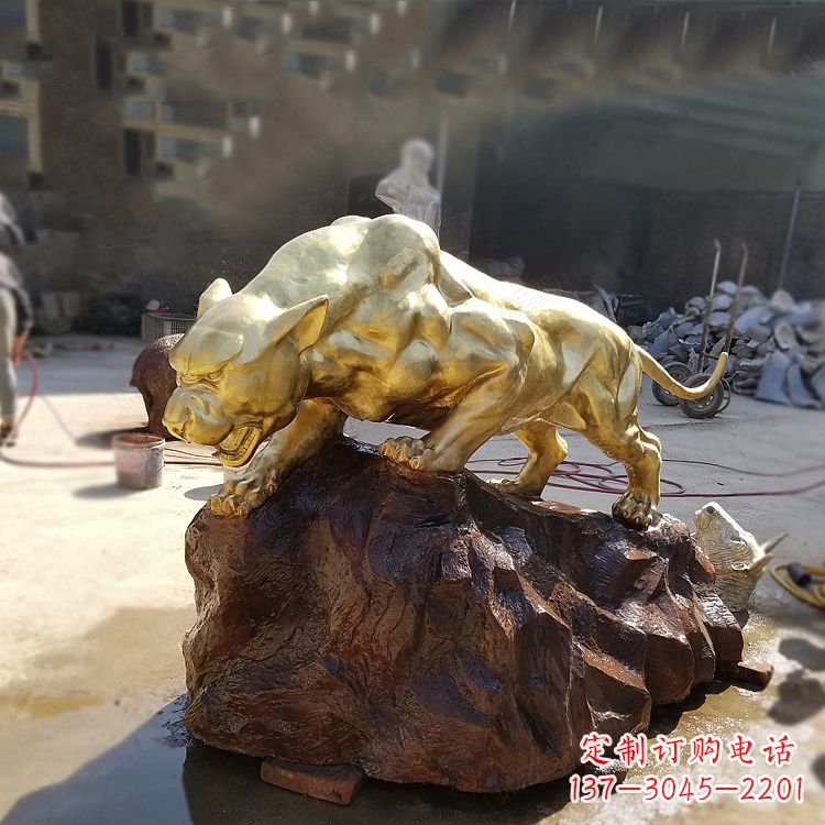 北京铸铜雕刻的豹子公园景区情景动物雕塑