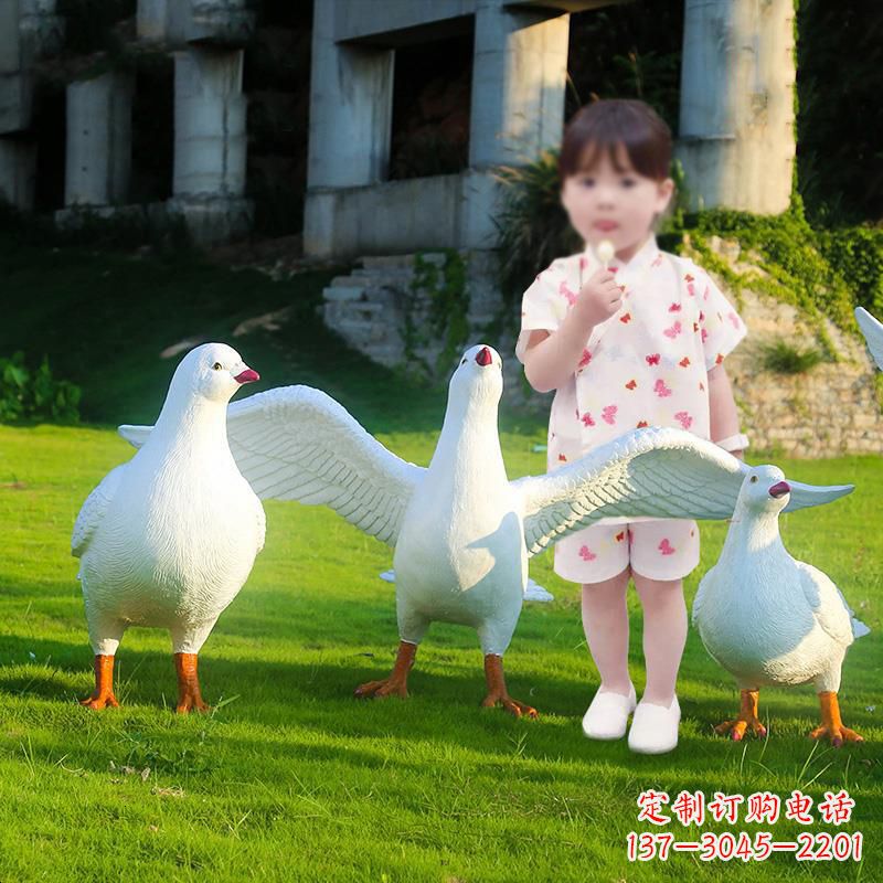 北京北京街头雕塑少女与和平鸽