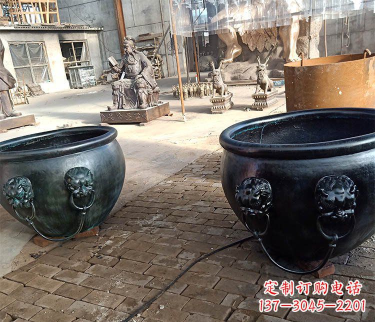北京铜雕制的水缸摆件