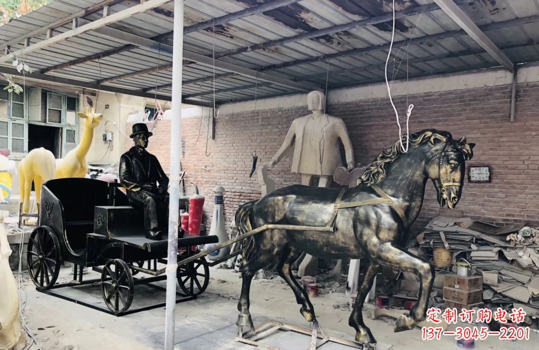 北京玻璃钢仿铜马车雕塑——给广场景观增添绚丽色彩