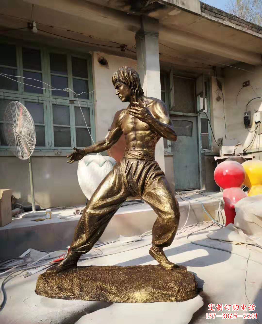 北京铜像传奇——李小龙雕塑