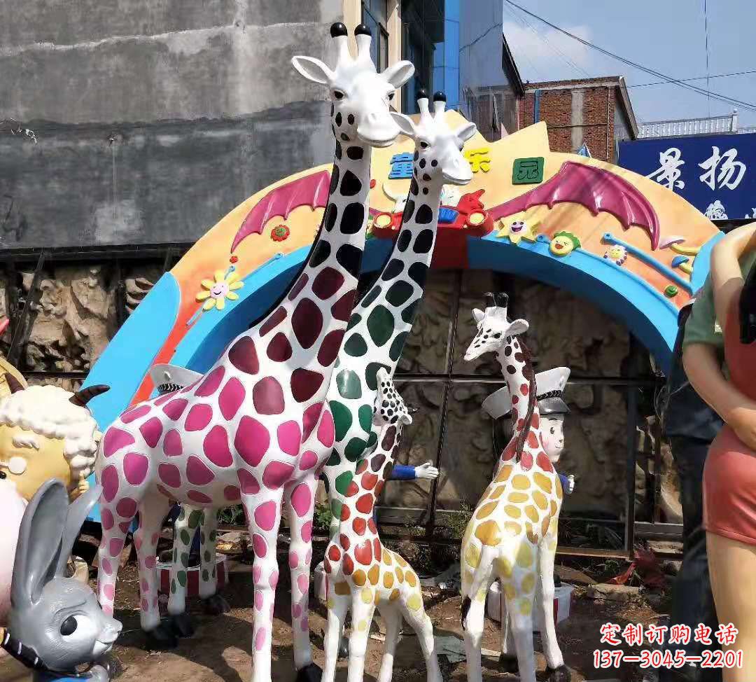 北京玻璃钢材质的长颈鹿雕塑——点缀公园景观
