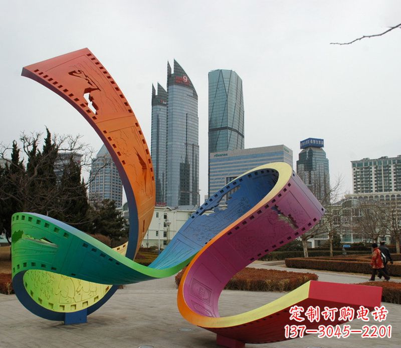 北京不锈钢彩色胶卷雕塑艺术的精美结合
