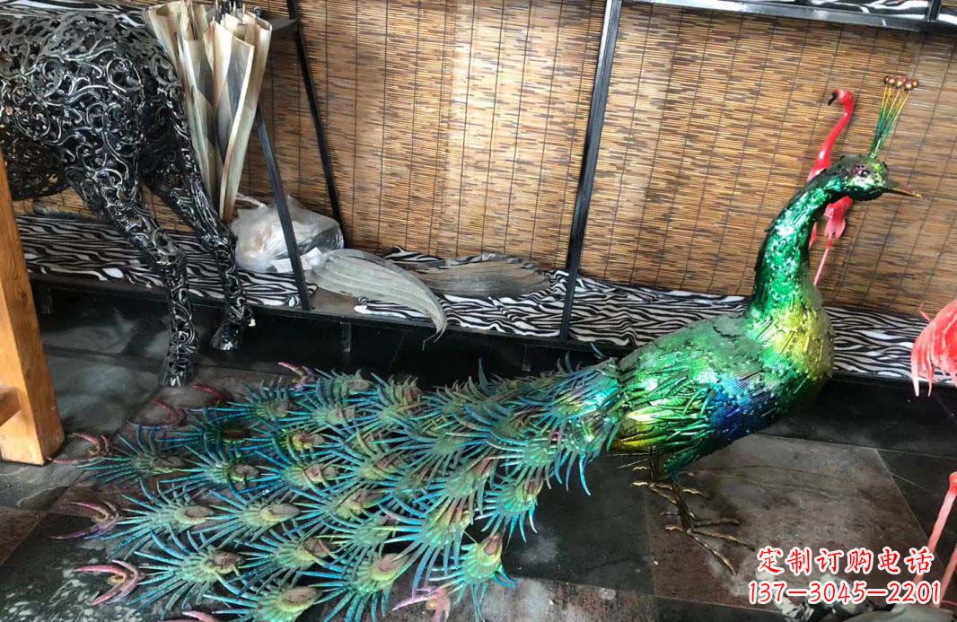 北京不锈钢彩色景观孔雀雕塑