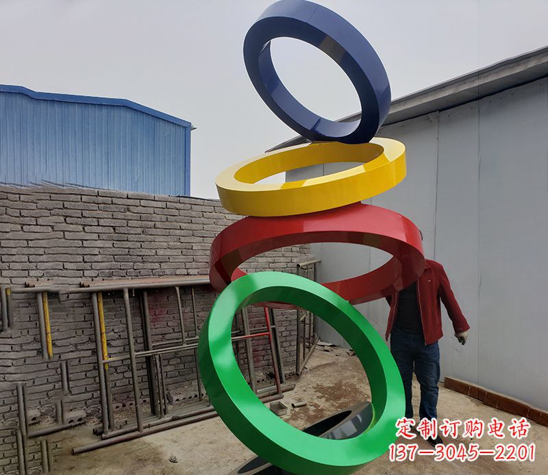北京璀璨缤纷的不锈钢圆环雕塑