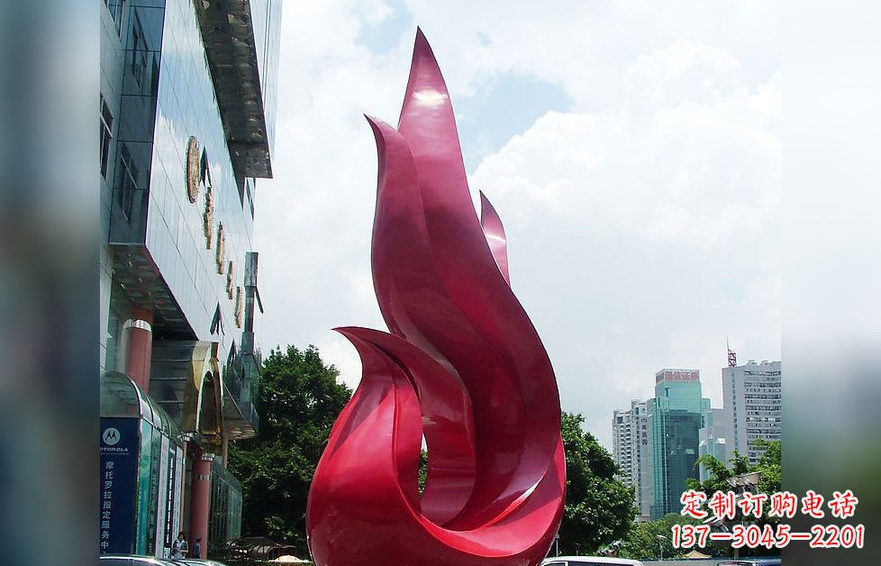 北京孔雀广场的不锈钢雕塑