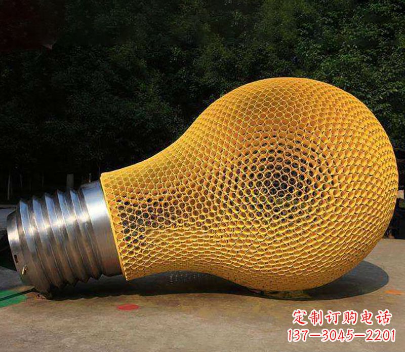 北京不锈钢灯泡雕塑灯光下的美丽