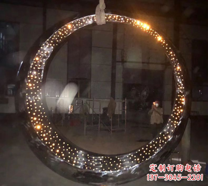 北京璀璨夜空，不锈钢发光月亮雕塑