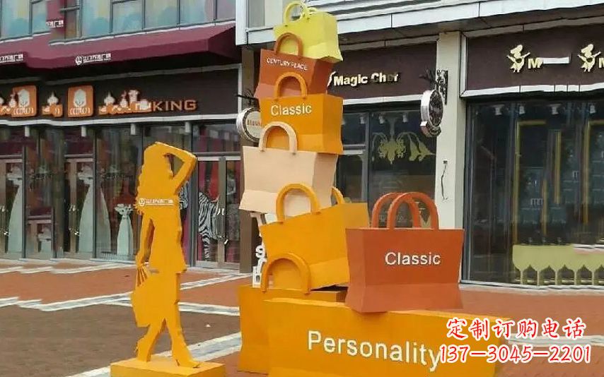 北京街头景观购物袋雕塑