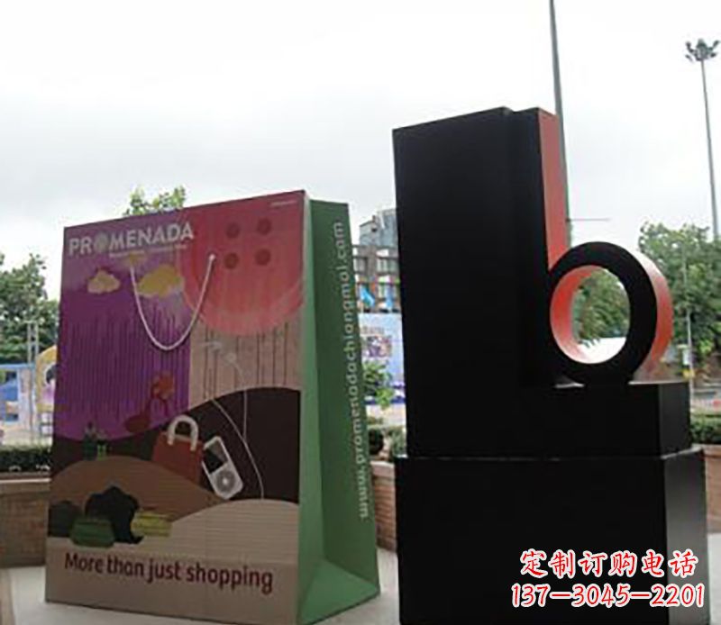 北京不锈钢购物袋雕塑为公园带来现代风格