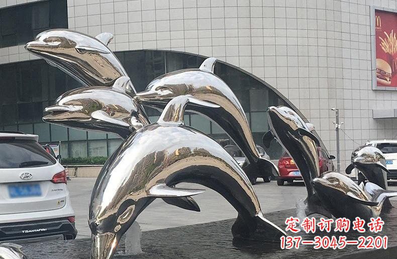 北京海豚雕塑——不锈钢广场上的跳跃动态
