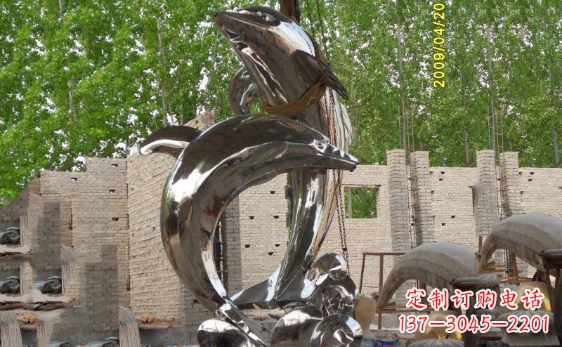 北京海豚之美不锈钢海边雕塑