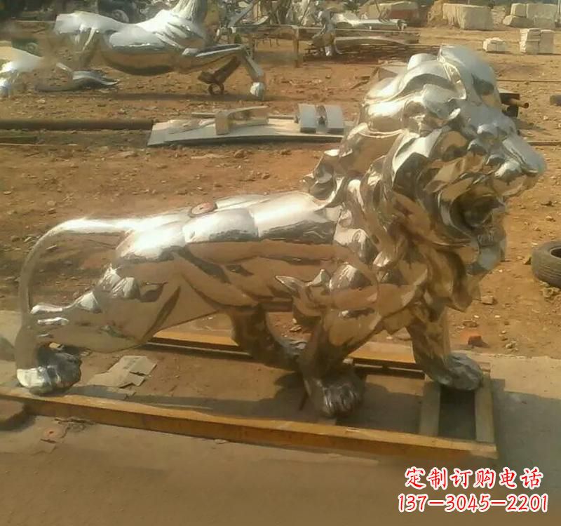 北京不锈钢狮子雕塑给空间增添生机