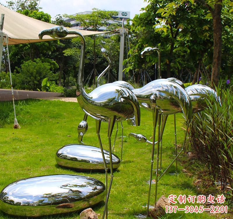 北京不锈钢镜面火烈鸟雕塑精美外形、多彩光泽