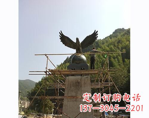 北京不锈钢老鹰踩地球雕塑缅怀大自然之美