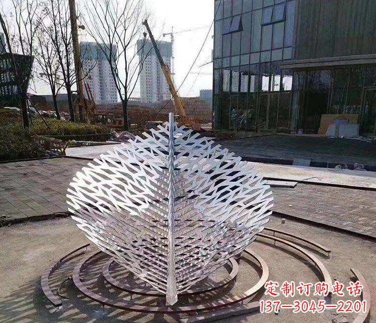 北京不锈钢镂空树叶雕塑精美雕刻的艺术