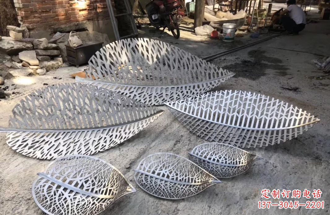 北京不锈钢树叶雕塑美丽的自然之美