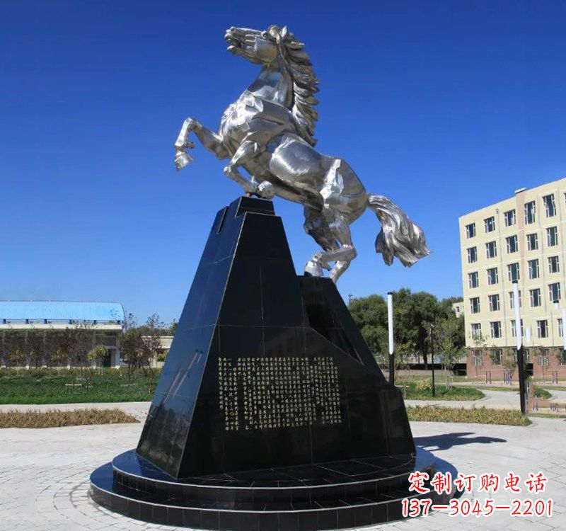 北京不锈钢企业广场上的马雕塑