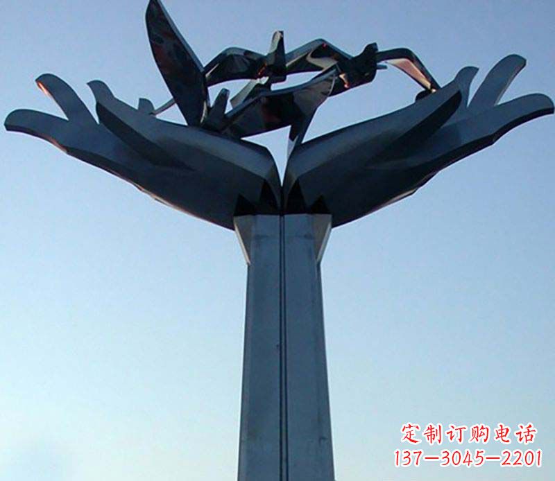 北京不锈钢手托鸽子雕塑象征着和平与爱