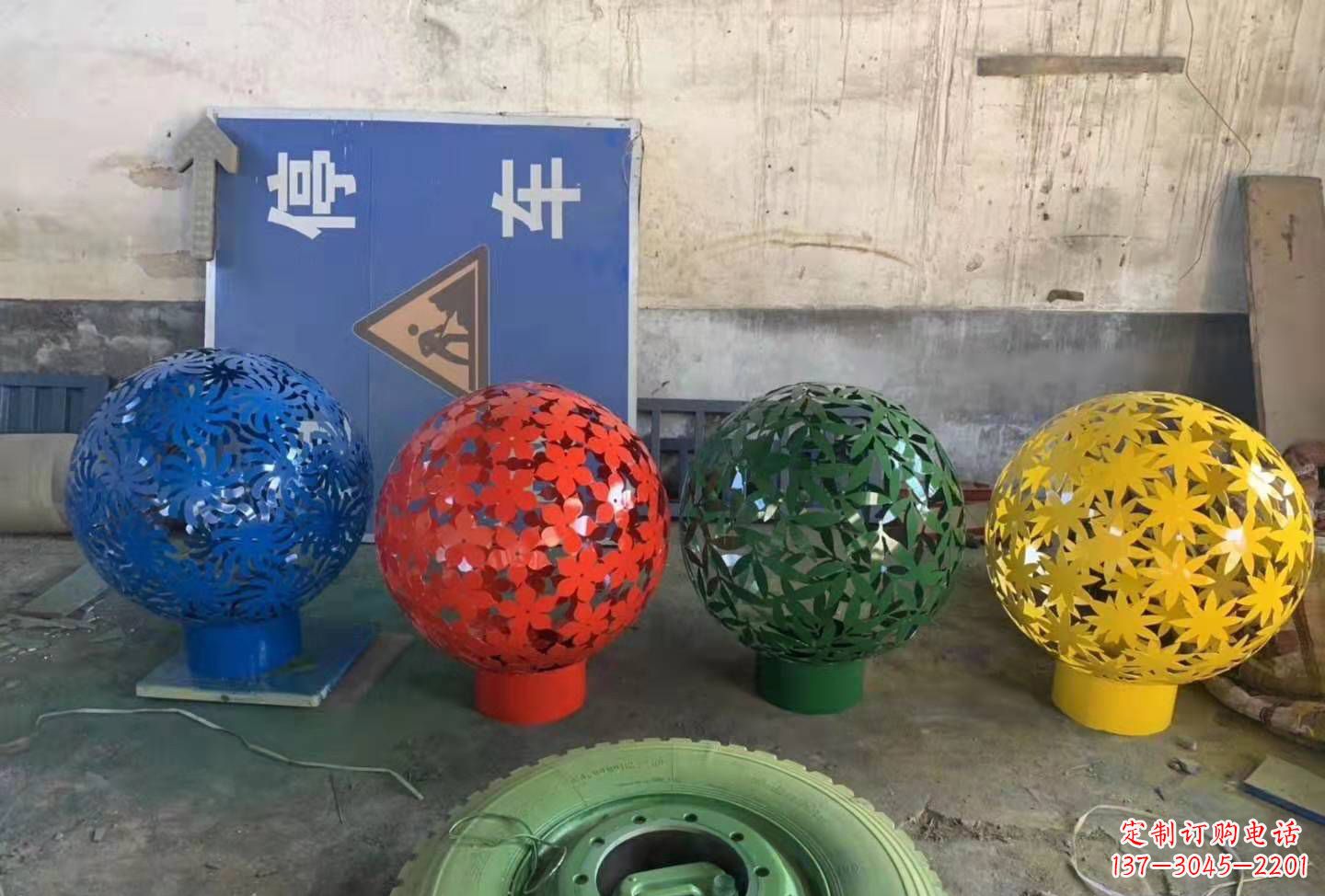 北京灵动树叶镂空球雕塑景观