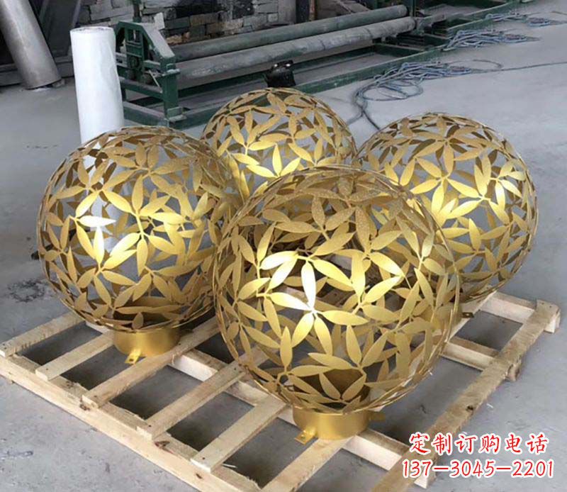 北京不锈钢树叶镂空球的美妙景观