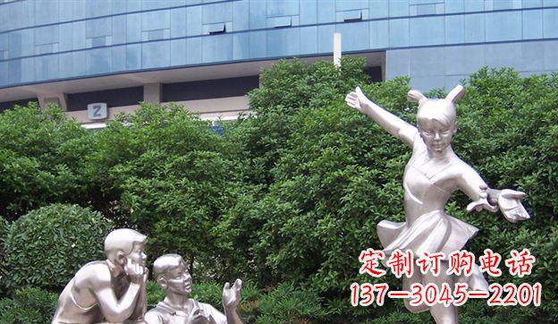北京不锈钢制作的儿童踢毽子雕塑