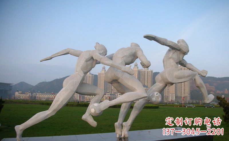 北京足球雕塑给公园景观增色