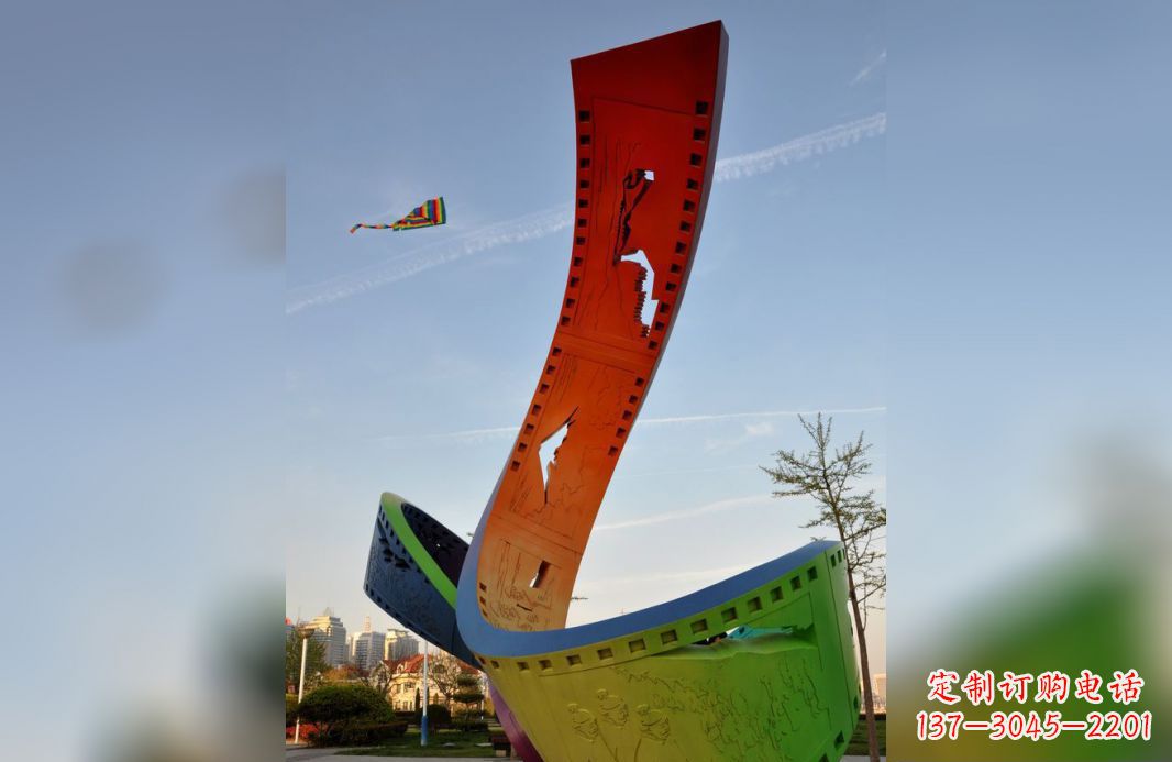 北京不锈钢五彩胶卷广场雕塑——现代美学的象征