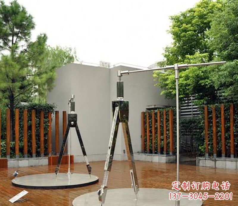 北京以不锈钢精雕细琢的圆规雕塑