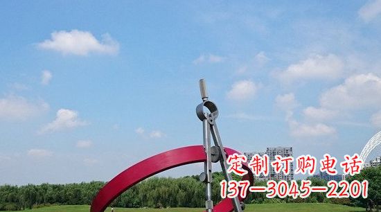 北京不锈钢圆规雕塑环绕着美景