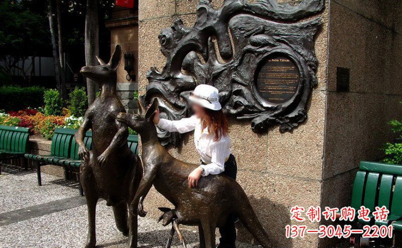 北京袋鼠雕塑——装点步行街的美丽风景