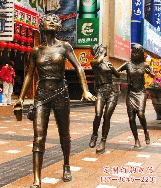北京步行街逛街的女孩以铜雕的形式永久保存