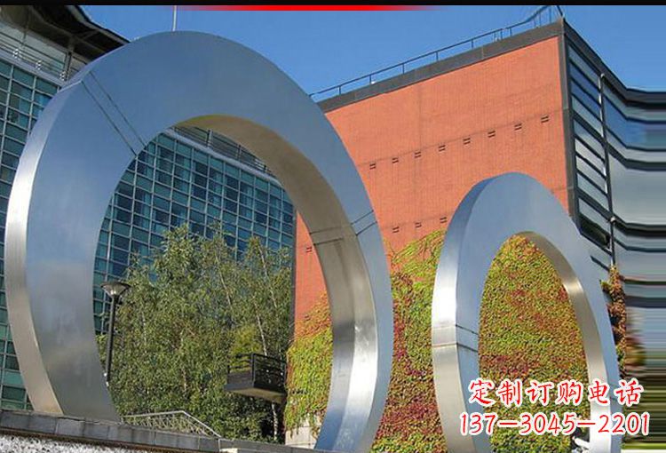 北京城市空间里的不锈钢圆环雕塑