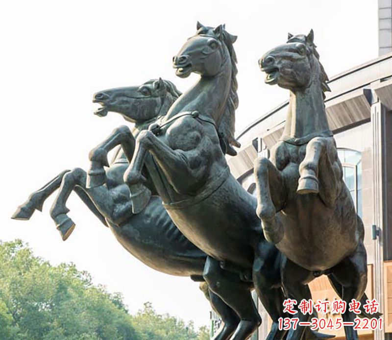 北京城市广场立马马群铜雕