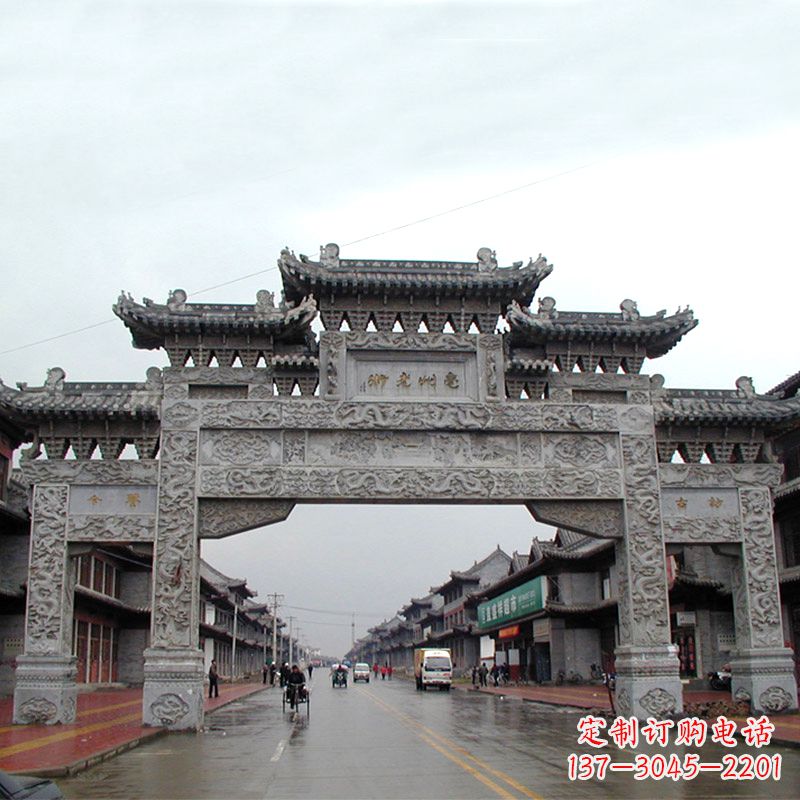 北京城市街道仿古石牌楼