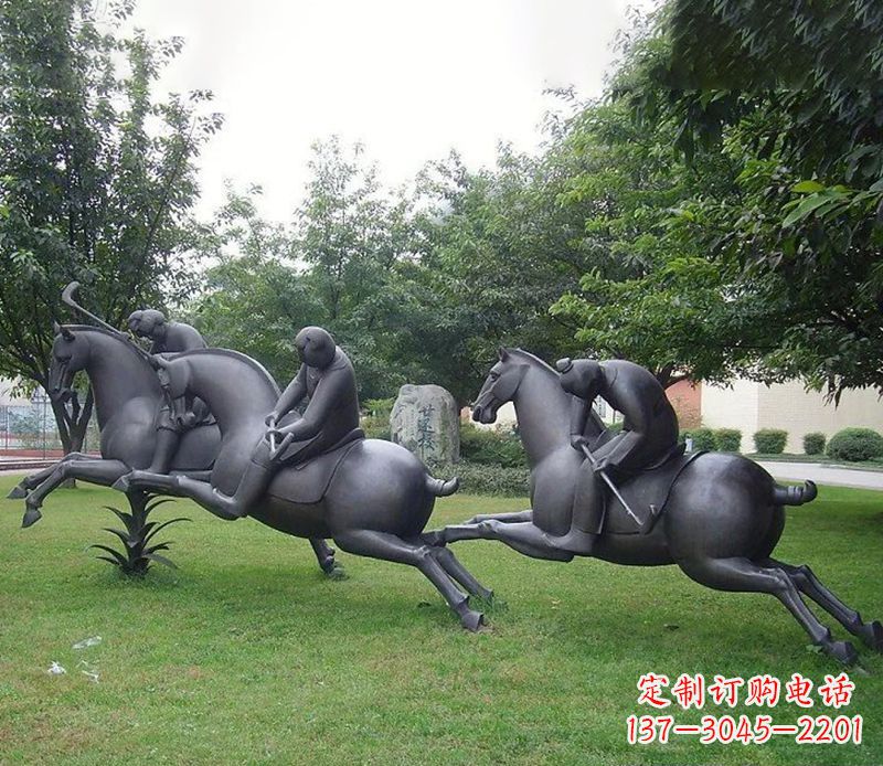 北京以骑马雕塑展示抽象人物