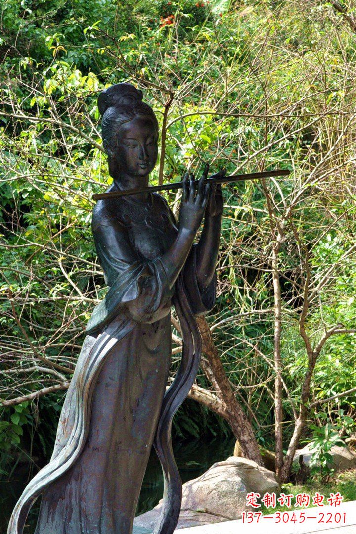 北京吹笛子的古代美女铜雕