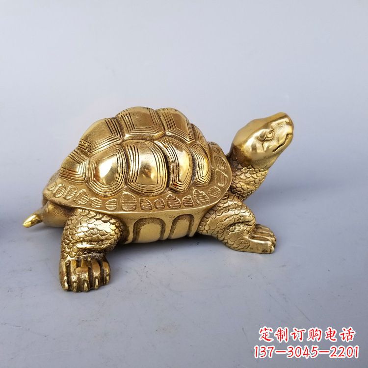 北京静谧的纯铜乌龟雕塑