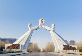 北京城市街道的拱门雕塑——让城市更加精彩