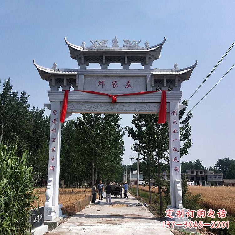 北京古村落中的石牌坊雕塑