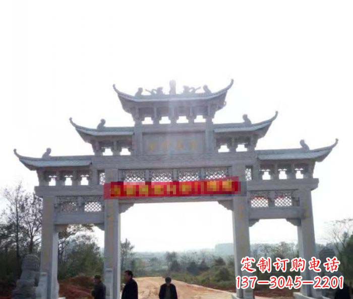 北京三门石雕牌楼古老而精美的雕塑