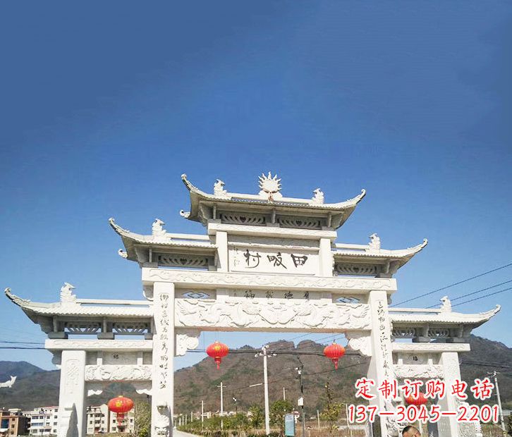 北京村庄的牌坊雕塑