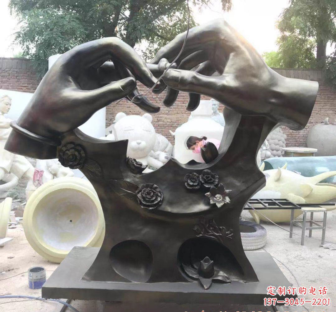 北京戴戒指景观铜雕