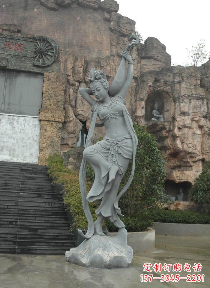 北京弹琵琶的飞天人物石雕