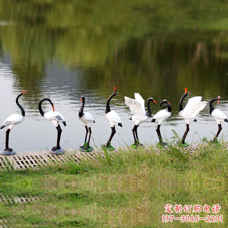 北京仿真仙鹤玻璃钢水景雕塑摆件-公园水池水塘琥珀动物雕塑
