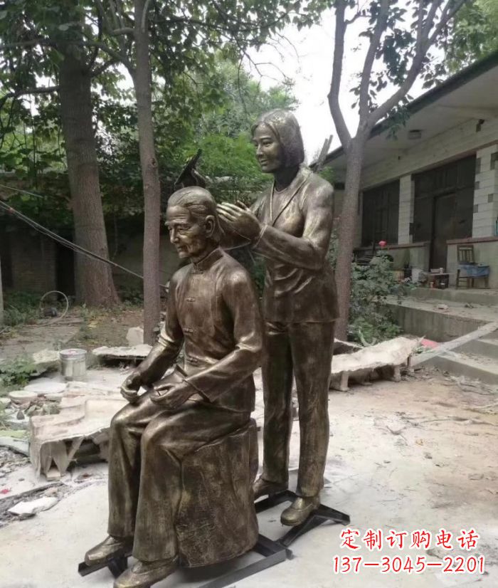 北京纪念母亲的传统铜雕梳头人物