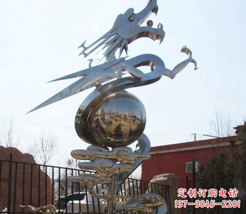 北京传统与现代完美结合的青铜龙雕塑