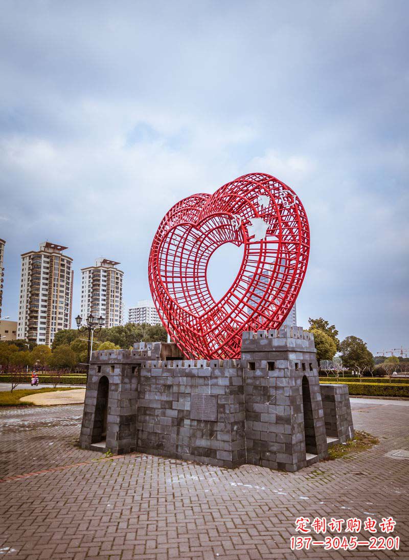 北京拥抱和平的心以心型和平鸽雕塑传递心意