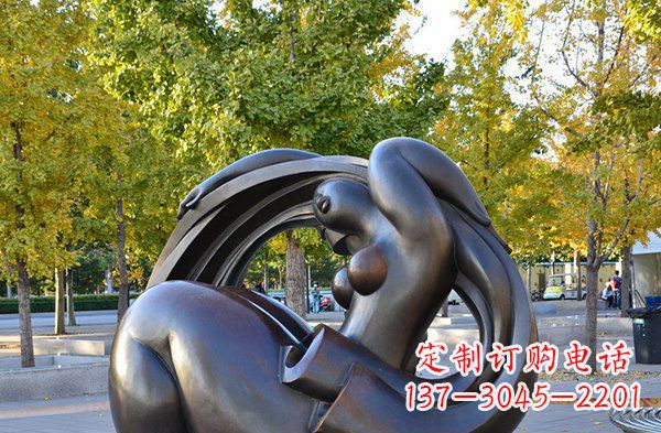 北京公园抽象女人人物铜雕