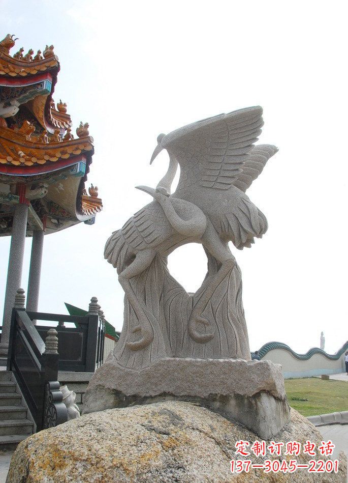 北京高雅优美的公园动物大理石仙鹤雕塑